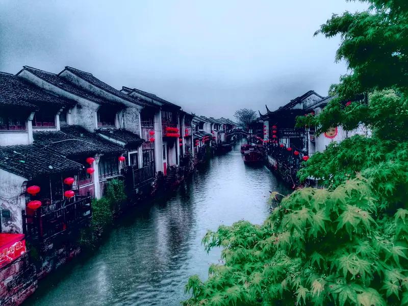 中国人为什么偏爱江南?中国人偏爱江南，理由实在太多。江南有小桥流水人家的诗意画