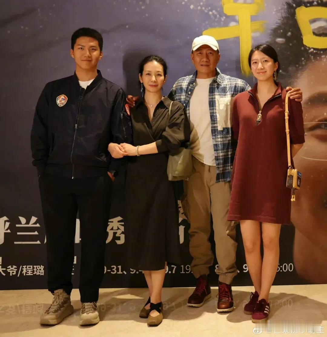 胡军这一家子的身高让人羡慕啊，人均一米八！胡军带着老婆和两个孩子看好友的话剧，