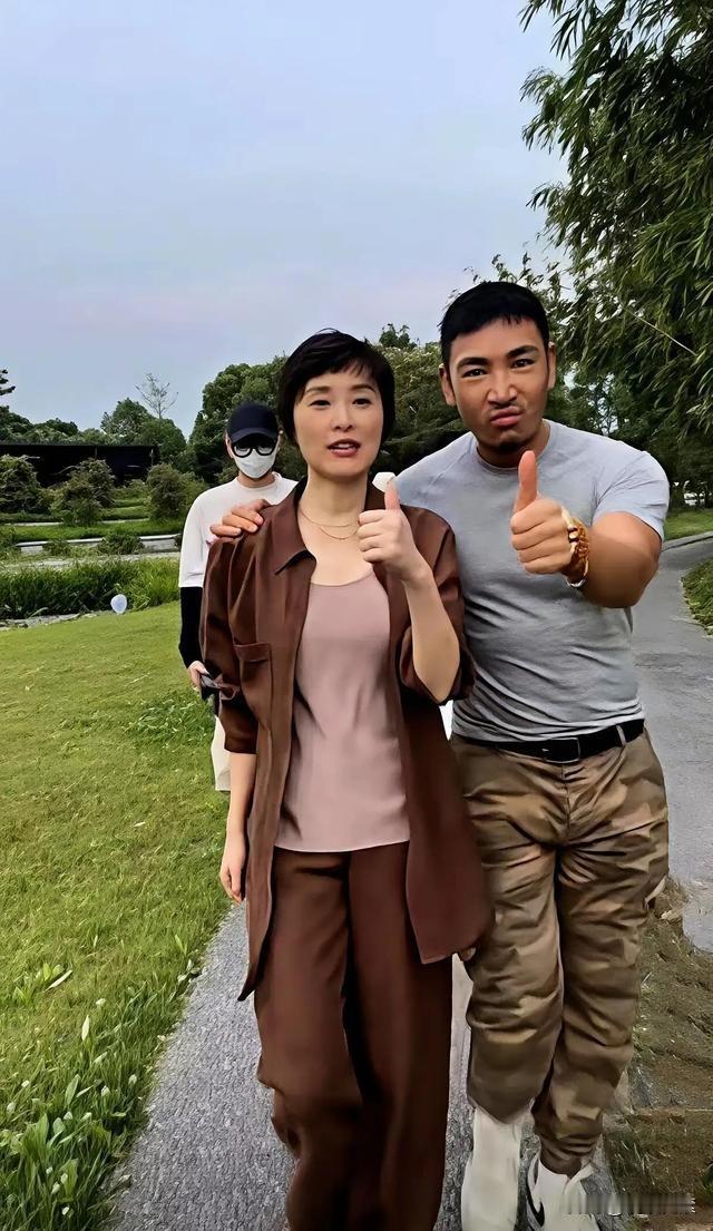 据说这是吴越老师的男士友人,其他的不说,身体素质应该很好,一星期做几次有氧运