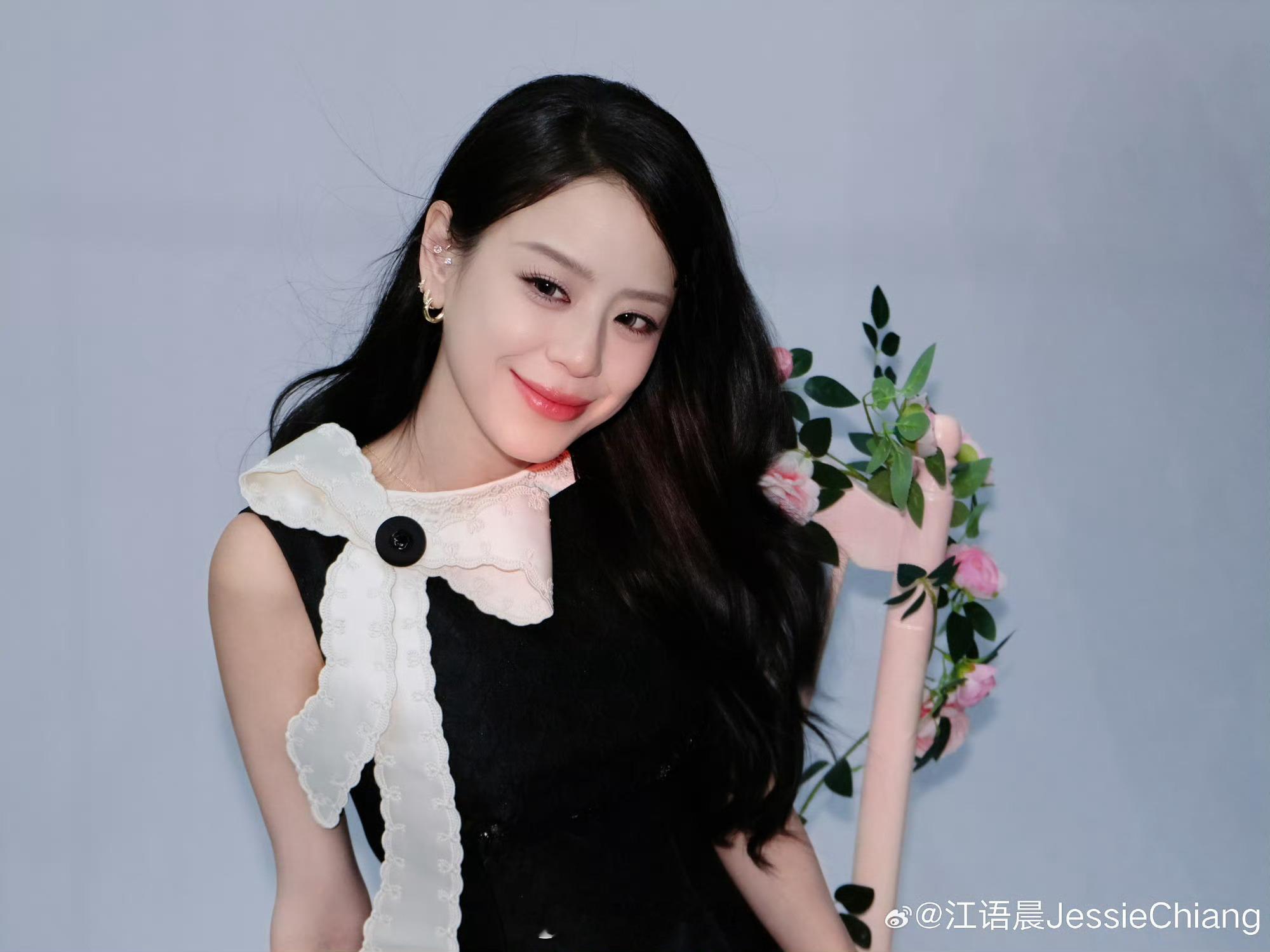 江语晨39岁状态江语晨39岁庆生照39岁依旧少女感满满！这皮肤状态、这精气神，简