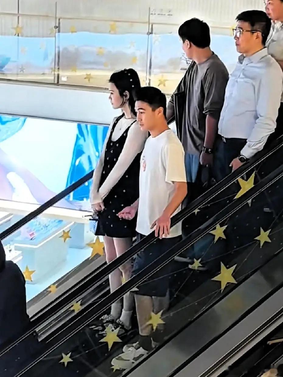 有网友在三亚偶遇何猷君奚梦瑶，还有四太梁安琪，一家人去看了阿凡达首映！杨紫琼还和