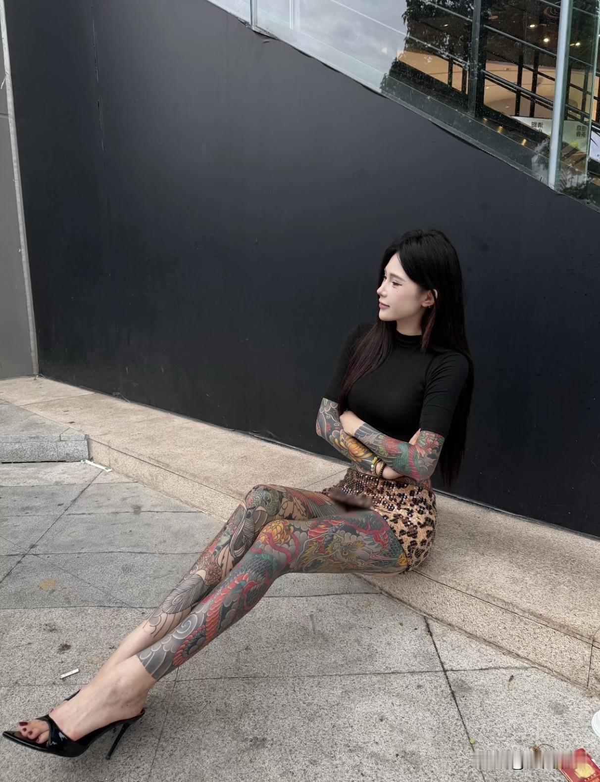 哇，美女腿上这种纹身很有特色，可以不穿打底裤了吧？足可以假乱真啊！