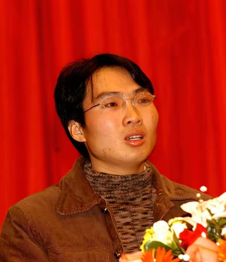 🌛洪战辉，男，1982年6月出生，河南省西华县人，中共党员，中南大学商学院