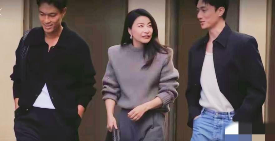 镜头中的郭晶晶虽然发如绸缎，龙眉凤目，胖瘦适宜，但总感觉缩脖驼背，一字肩明显，这