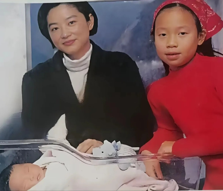 这是林青霞刚刚生完二女儿时拍的照片，这时的林青霞刚刚生产完看脸蛋还有些微微浮肿，