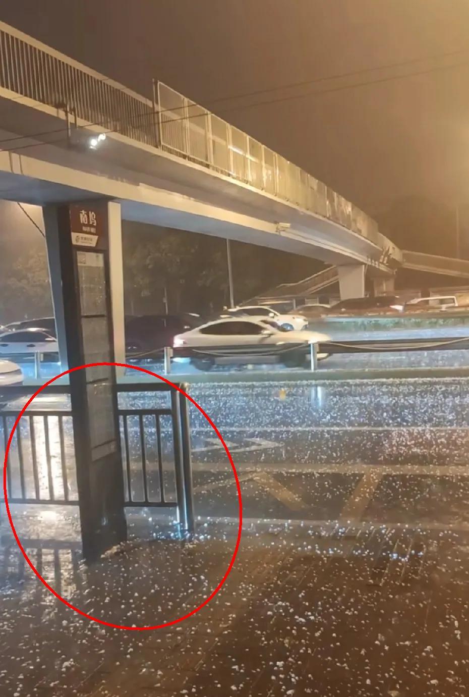 北京冰雹夜，这些司机把人性自私暴露无遗。昨晚北京突然下冰雹，很多司机直接把车停