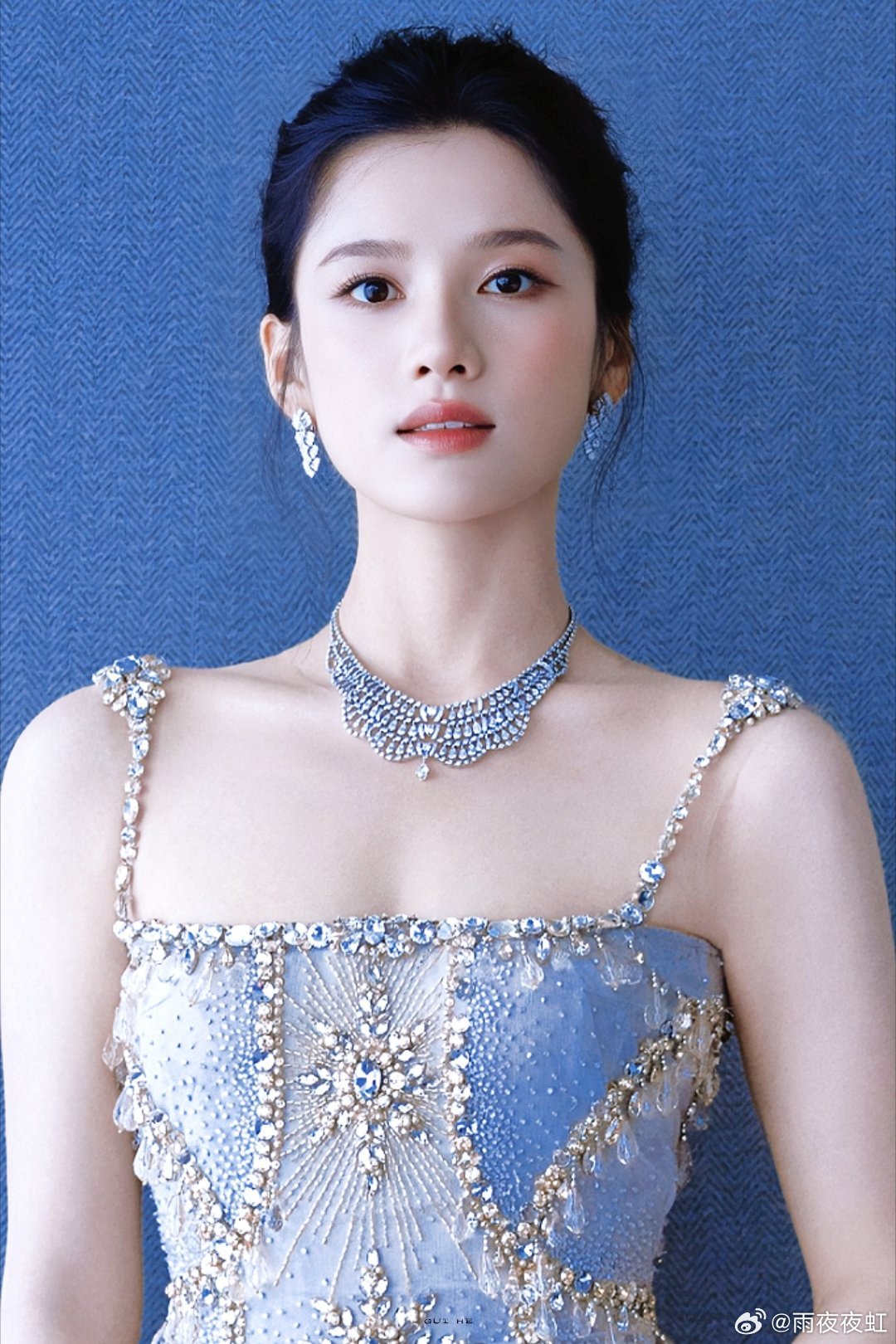 张婧仪这个头肩比谁能不惊叹张婧仪绝佳骨相，顶配头肩比惊艳众人。圆润头型衬得脖颈纤