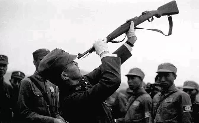 1939年10月，何应钦来到重庆沙坪坝，主持部队校阅仪式。突然，他走到一名