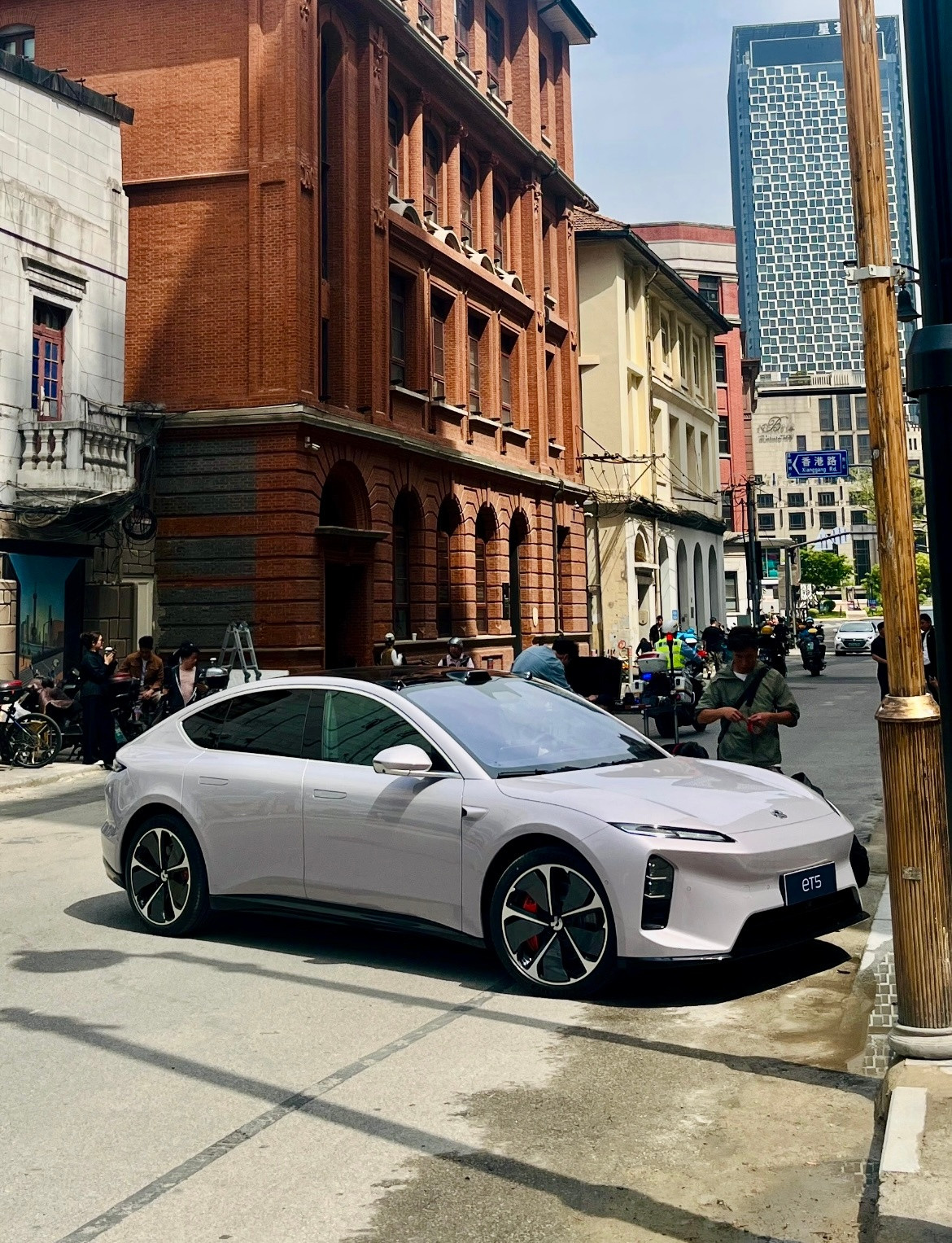 一组中期改款蔚来ET5的网友街拍图昨天逛街去了商场的蔚来店里和销售聊了会因