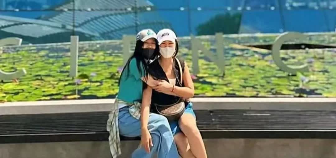 林心如晒自己与好友徐若瑄同游新加坡的合照，2个人成为朋友超过了30年，很多人都非