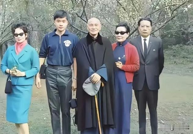 1966年，宋子安一家三口去看望三姐宋美龄，和姐夫蒋介石。从照片可以看出，196