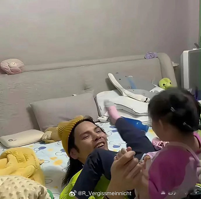 向佐每次发自拍，家里都乱得很真实…真搞不懂有钱人的生活，这反差也太大了吧！