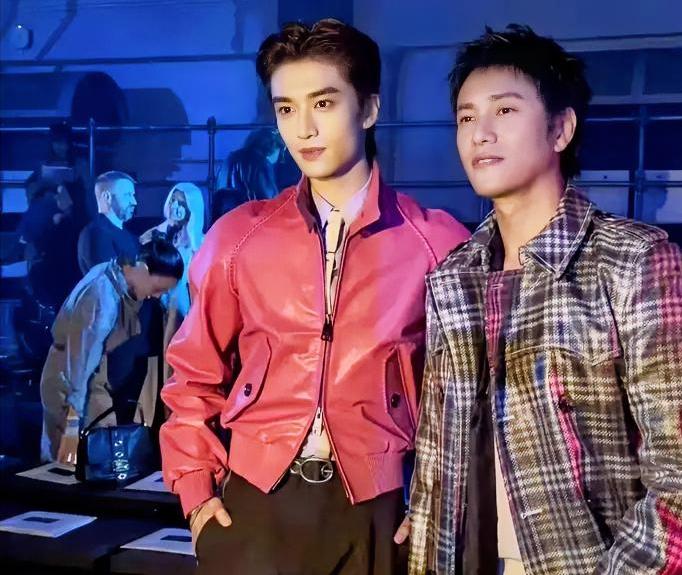 50岁的陈坤往24岁的张康乐身边一站，根本看不出差了26岁！骨相精致、气质清冷