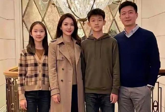 这是多少人向往的家庭模样？水晶灯下，一家人整整齐齐站在旋转楼梯前。父亲稳重，母