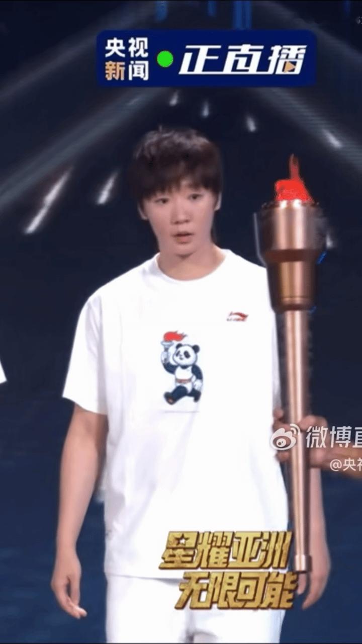 参加今晚2026名古屋亚运会领奖装备发布仪式的王曼昱，身穿此次亚运会主题文化衫登