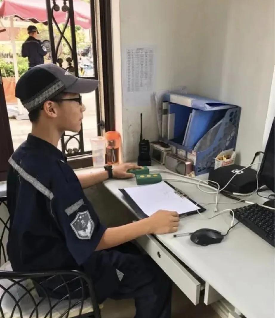 老公中年危机了，问我会介意他去当保安吗？我说如果做保安，能获得快乐、轻松，我不