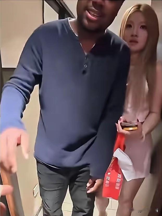 货送到了，但是这个外籍男子就是不给费用，把这个外卖小哥给气蒙了，就凭他这个身份，