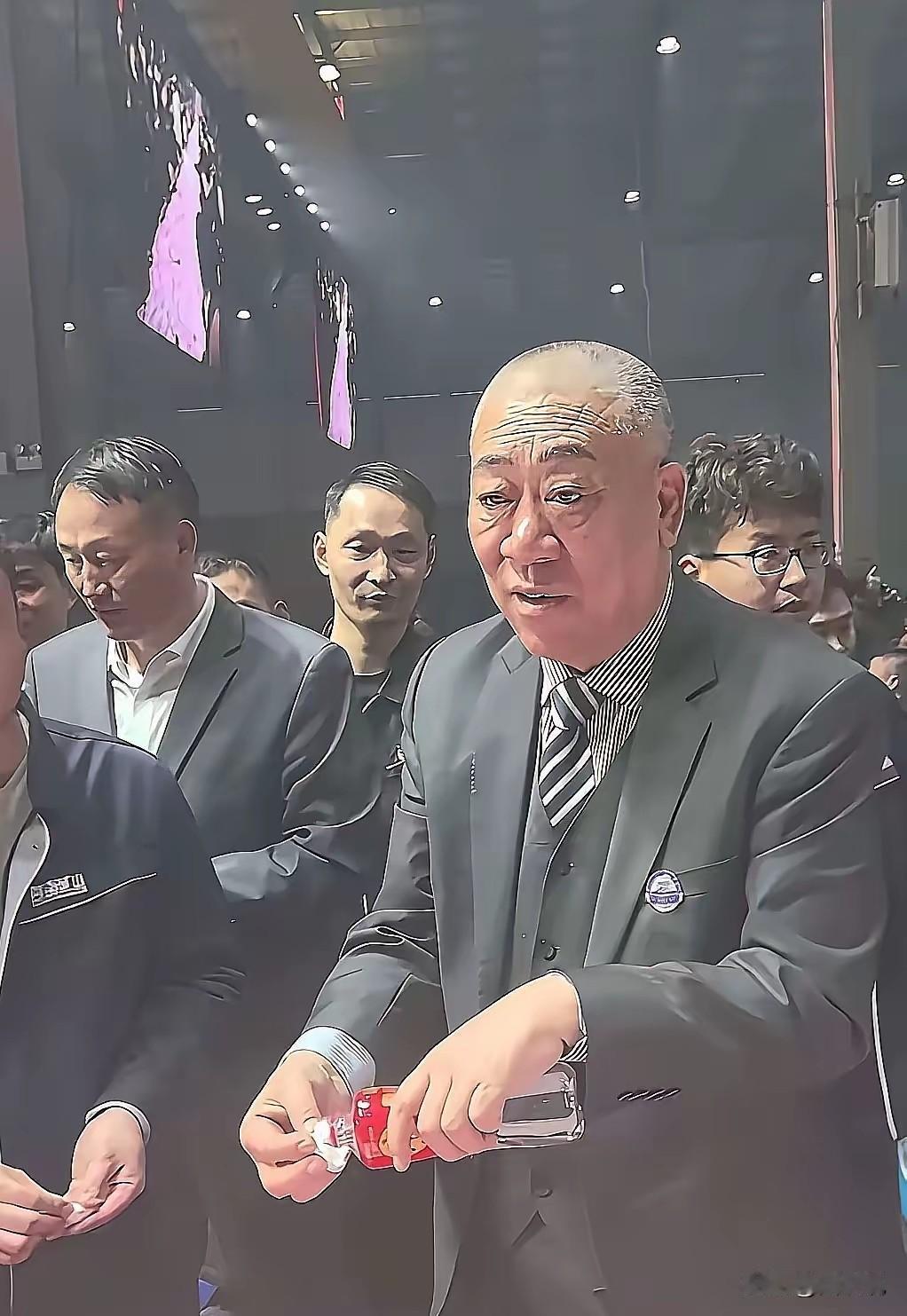 崔培军的福报来了，都是过年发钱惹得“祸”，河南矿山集团开工首日便被包围，大量客户