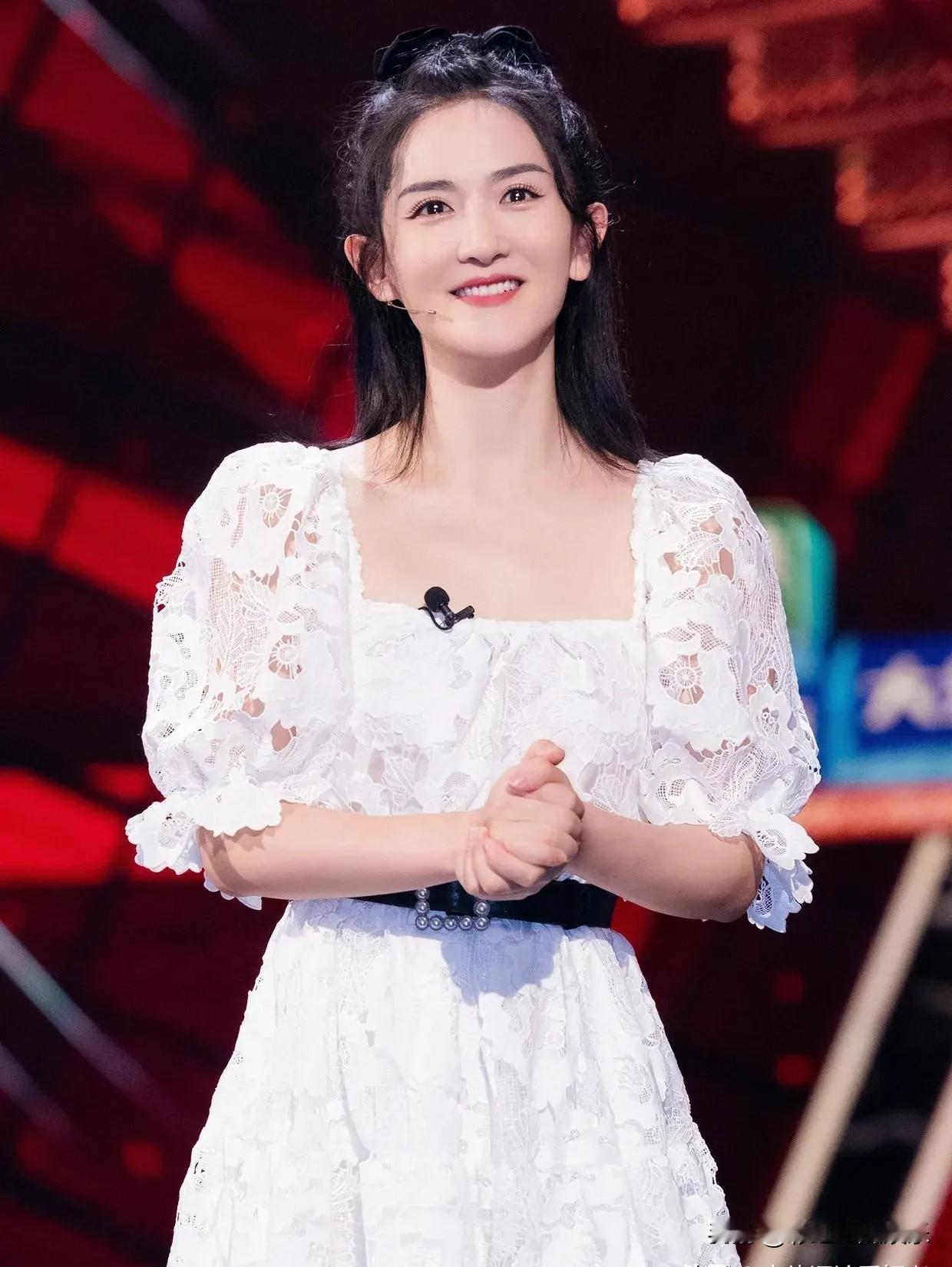 今年的湖南卫视跨年晚会没有谢娜，没有谢娜的晚会有点空落落的，是因为她早就和湖南卫