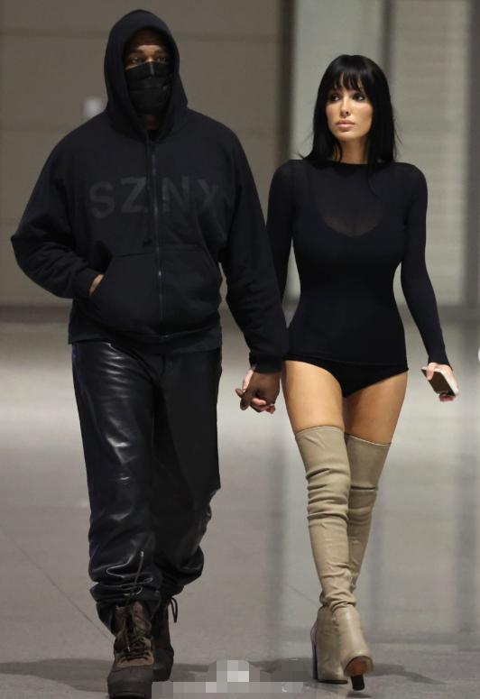 侃爷和妻子比安卡被拍到现身韩国首尔机场，这对夫妻久违同框亮相，手牵着手，依旧很恩