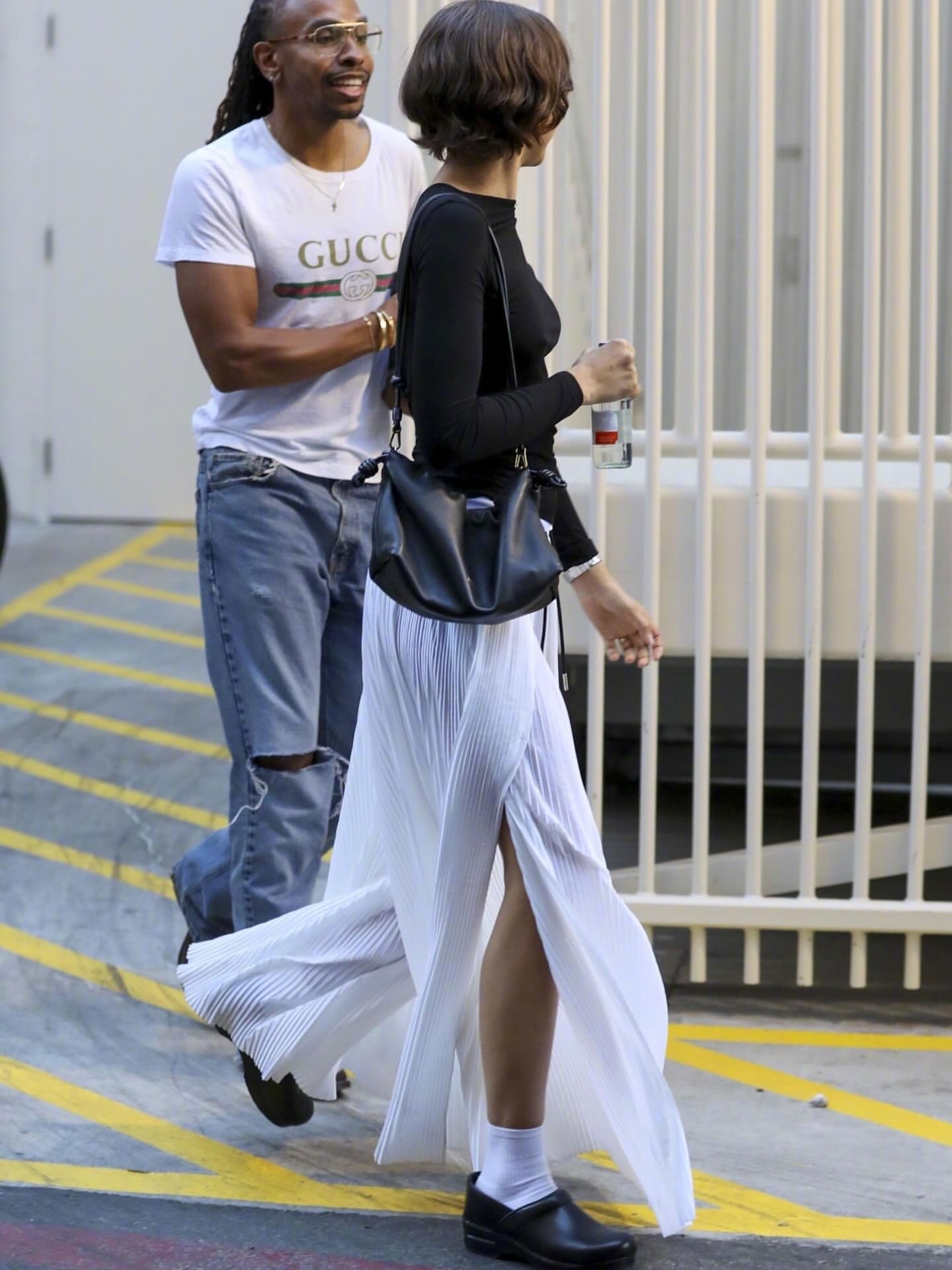 新婚的赞达亚和荷兰弟婚周五晚现身洛杉矶外出吃饭的街拍。赞达亚一身黑白配，脚穿D