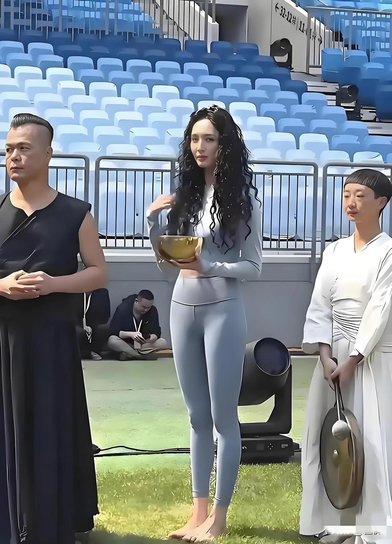 就问王紫璇跟金晨长的像不像吧？你没有看错，这是王紫璇，不是金晨。刚看到这张照