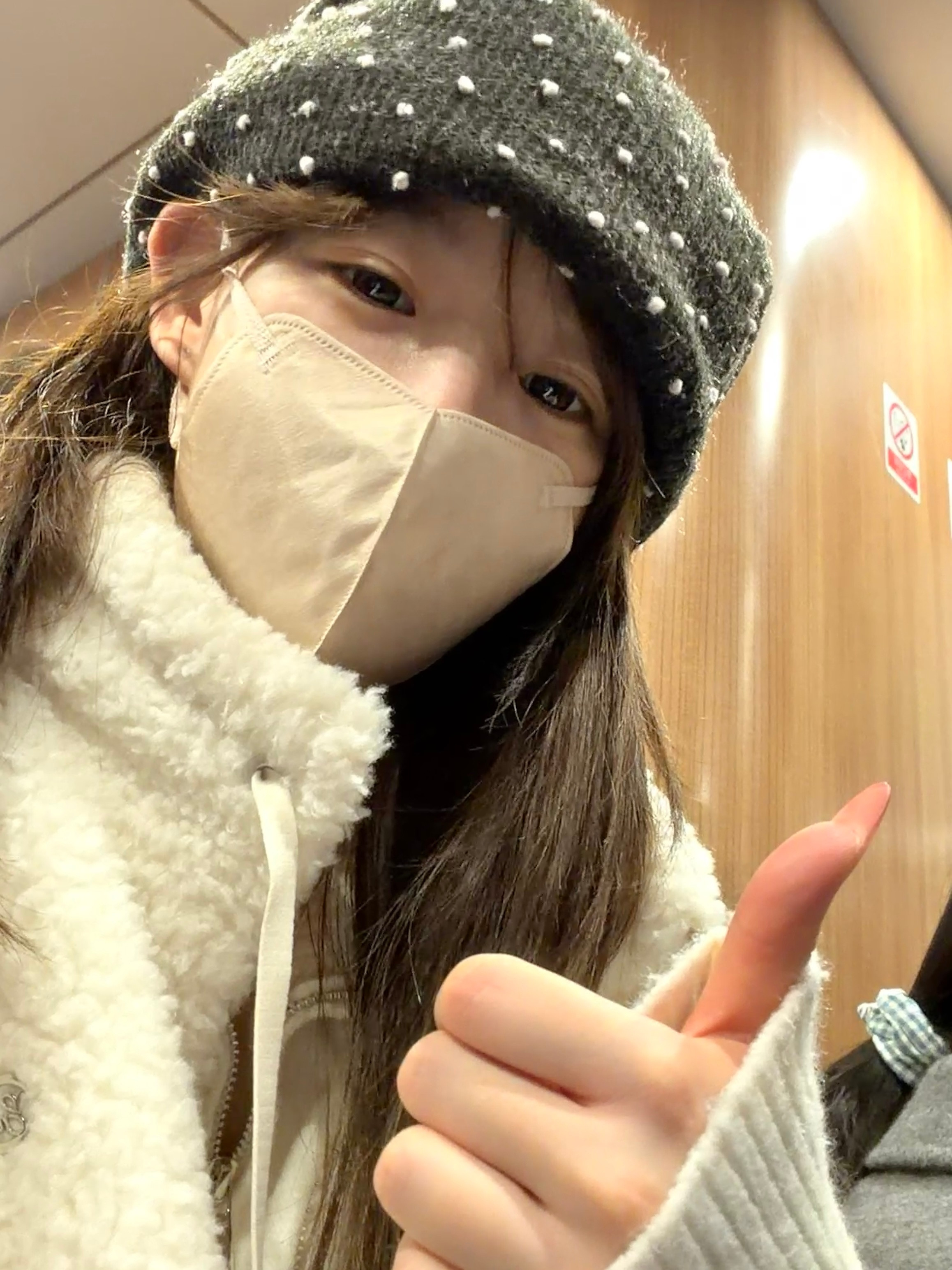 坐了4小时的车好不容易抢到了去成都的二等座等待我的是换乘的时候没挤过站票的人