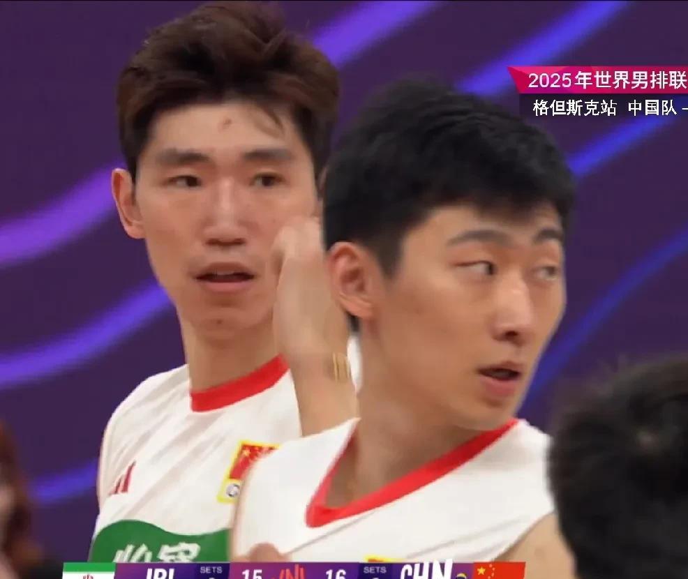 【李咏臻连续挽局点失误送分，中国男排26-28丢局】中国男排对伊朗第一局，中国