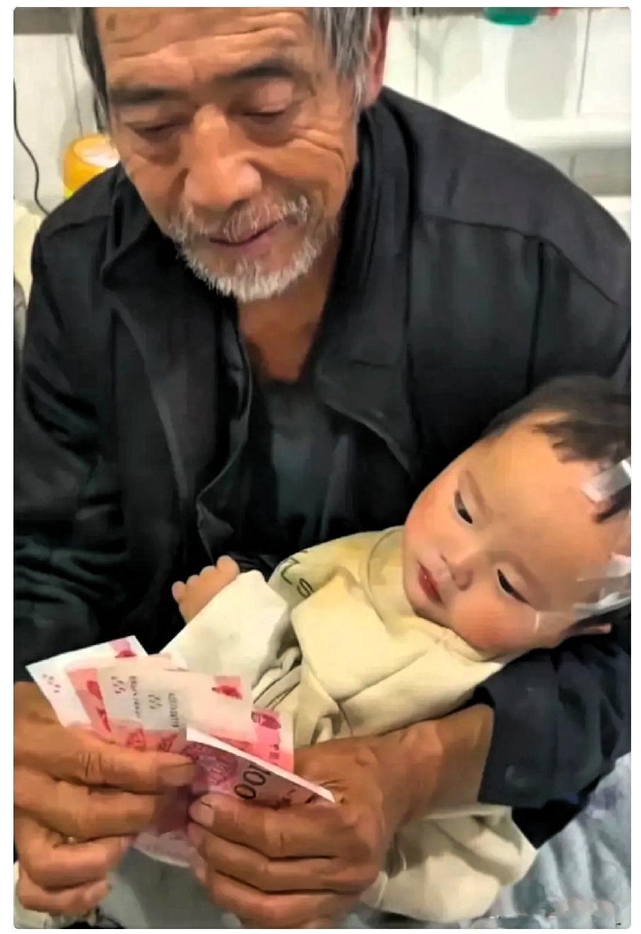 这个一岁的宝宝也太可怜了!妈妈生他时难产去世了他三个月大的时候，爸爸开大货车