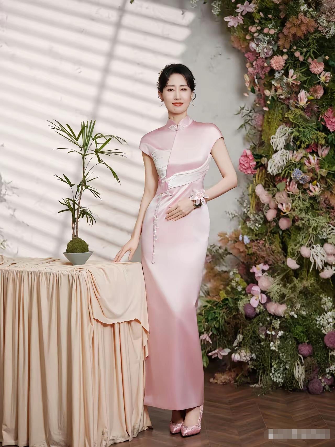 真的被刘敏涛春晚造型惊艳到了。她穿着一袭粉色旗袍，搭配同色系高跟鞋，温婉又优雅，