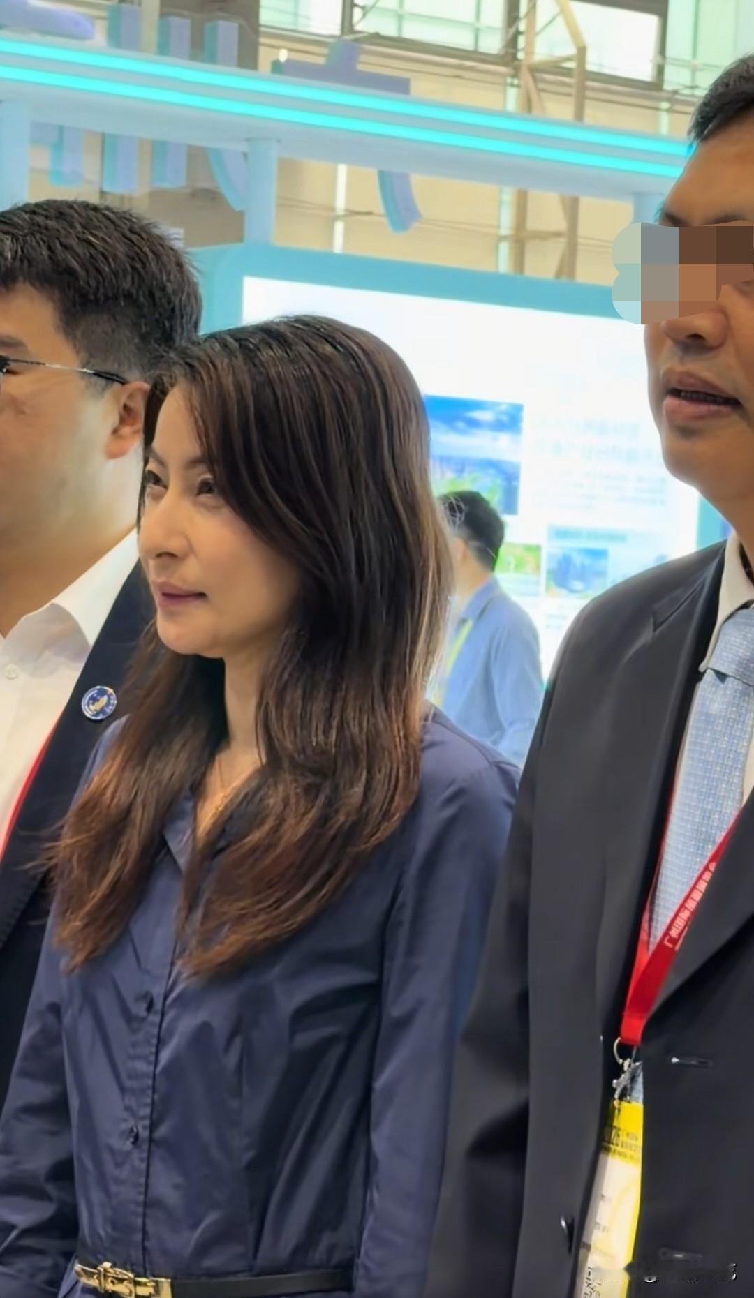 近日，郭晶晶现身广州广交会旅游展。一身藏蓝色收腰衬衫裙，脚踩灰色平底凉鞋，利落又