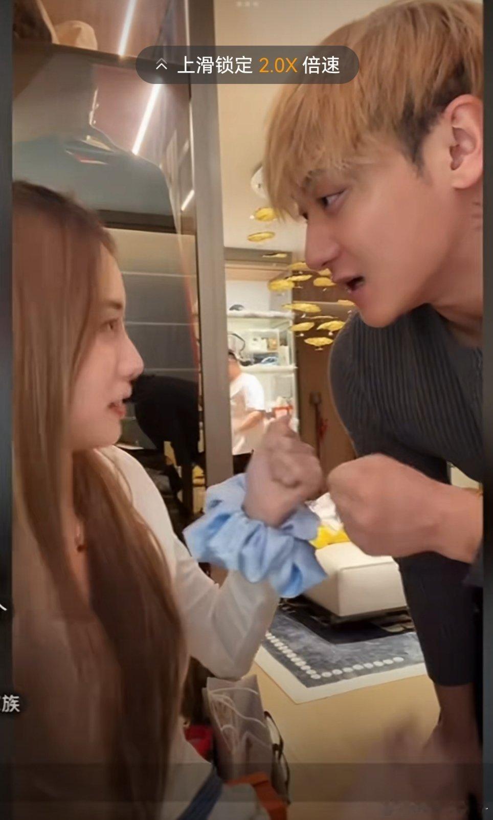 黄子韬徐艺洋直播互扇巴掌两口子不记仇，随便扇吧