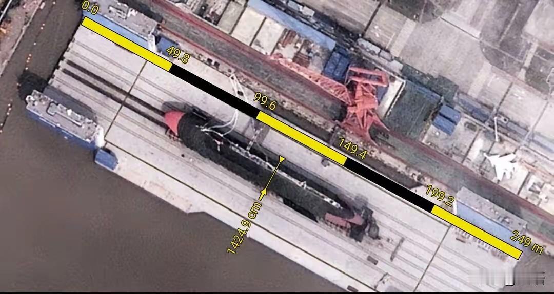他们说这声呐直径14m，整个圆柱直径才13m，怎么塞进去，何况，还有鱼雷发射管，