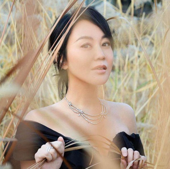 有一回，郭德纲问闫妮：“你开车不？”闫妮回他：“我现在不开车啦。”郭德纲好奇，追