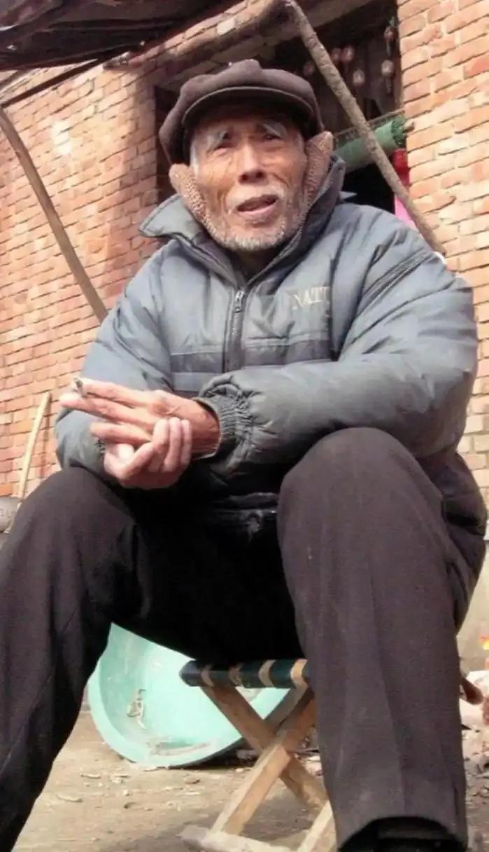 1949年，杀害小萝卜头的国民党特务杨钦典，偷偷将19名革命志士放出监狱，这一