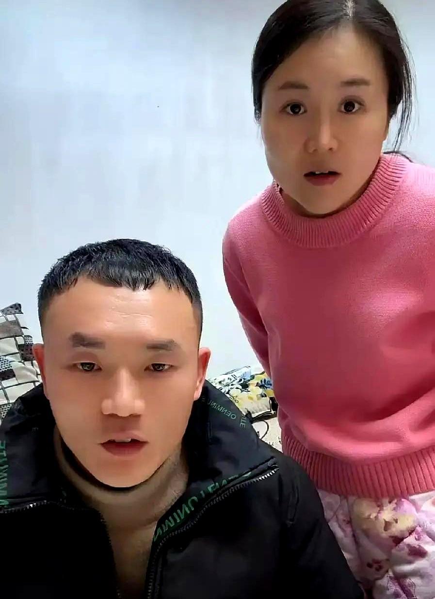 昨天的热搜里，农村博主小敏蹲在客厅捡护肤品碎盒的画面停留不到十秒，但婆婆站在旁边