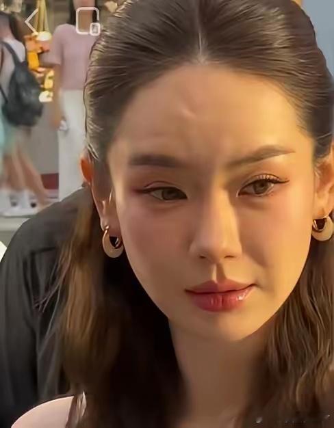 我能接受戚薇不拍戏了也能接受戚薇变丑但是我真的不能接受，曾经那么好看的一个人，怎