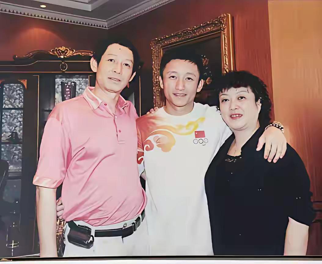 邹市明和他爸妈的合影，邹长得像他爸多点，只是没遗传他爸的身高。邹爸看着像易中天。