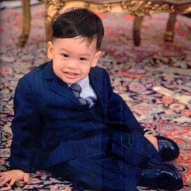 提帮功虽然长得不像母亲，但貌似遗传了母亲的善良，他把手腕给老和尚扶着，看起来挺暖