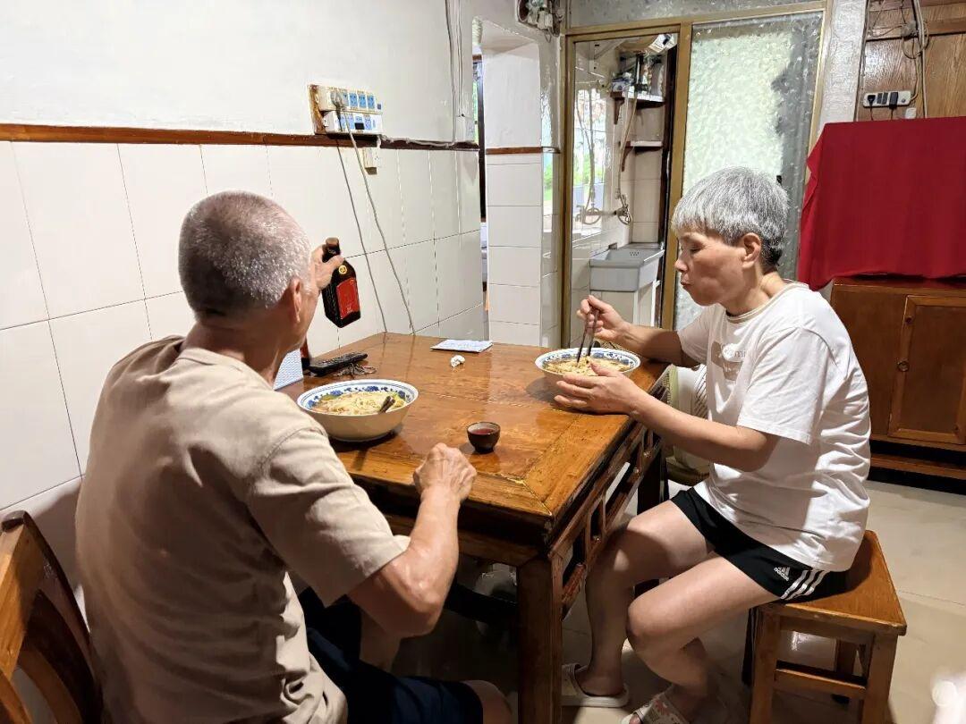 浙江75岁“葫芦娃爷爷”意外走红！老伴红着眼眶哭诉：25年前痛失爱女，