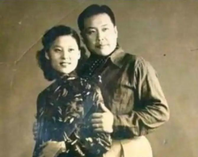 1936年，21岁袁祜祯和18岁的曹士岳大婚。洞房过后，曹士岳发现新娘不