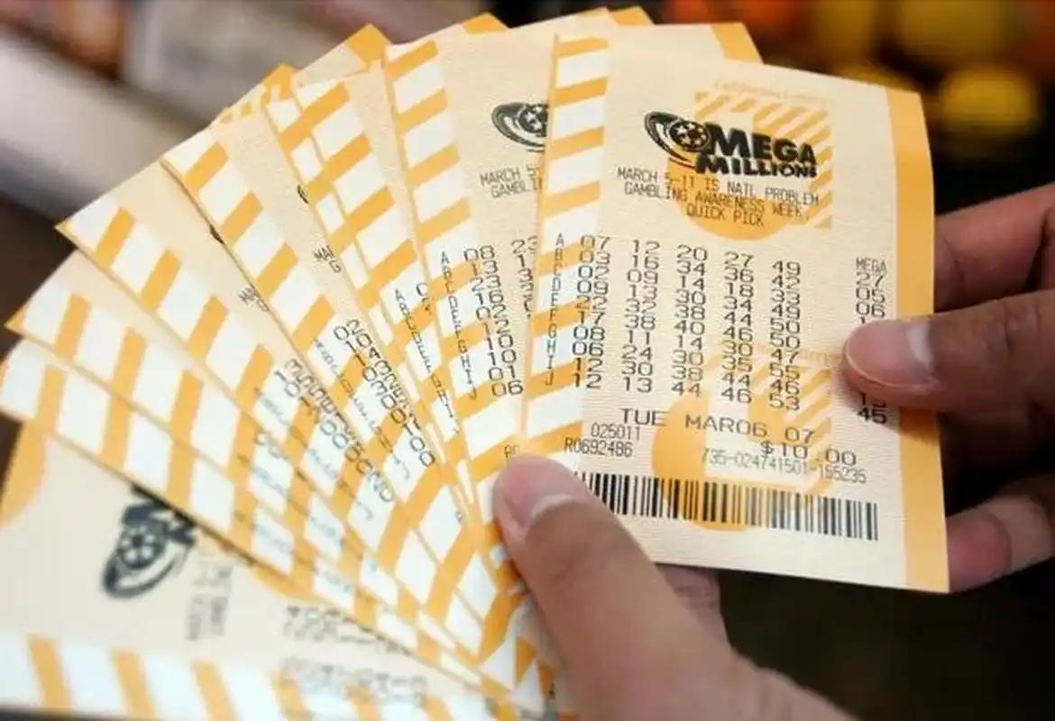 当地时间11月14日，美国“超级百万”彩票在经历创纪录的连续39次轮