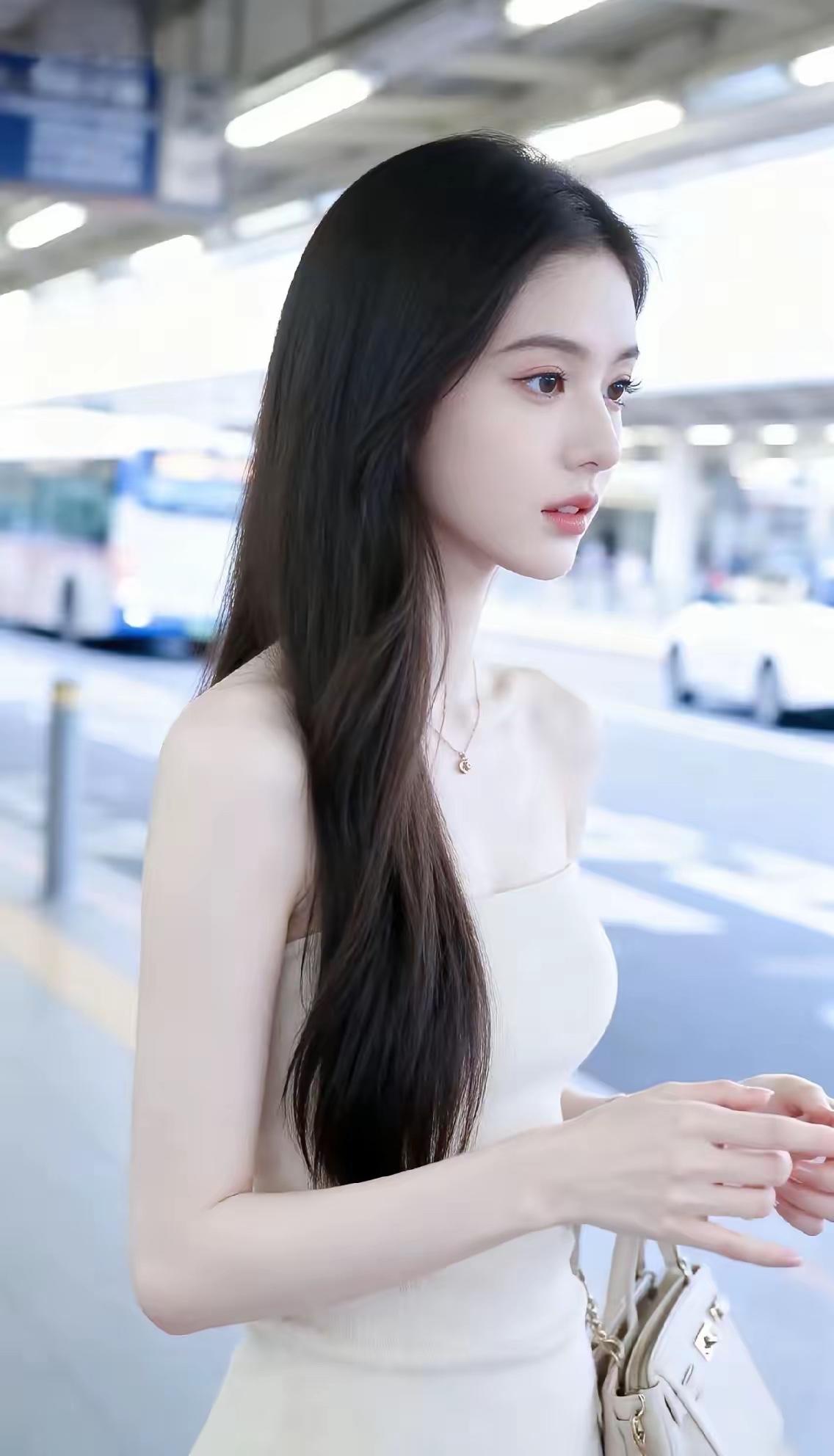 女人最耐看的当然是冷白皮肤色，冷白肤色照亮星空，魅力十足，每一个女孩子最羡慕的肤