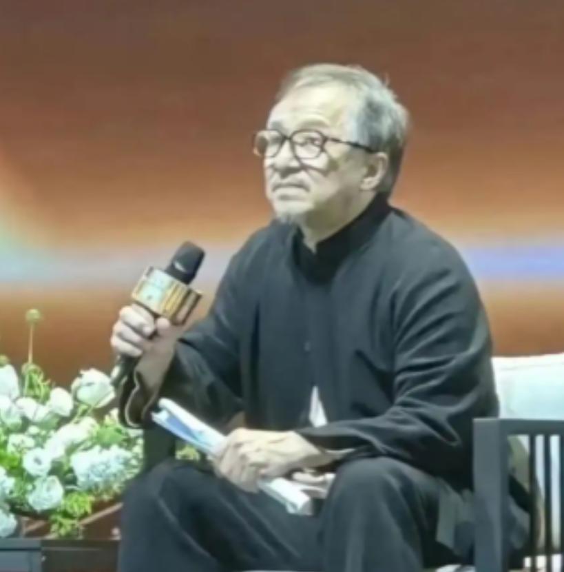 71岁的成龙上了热搜。不是丑闻，比丑闻更震撼。他当着镜头坦然承认自己有A