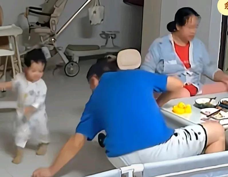 52度白酒放地上被女童误喝，孩子瞬间被辣到大哭，妈妈赶紧跑过去抱起孩子，头朝下