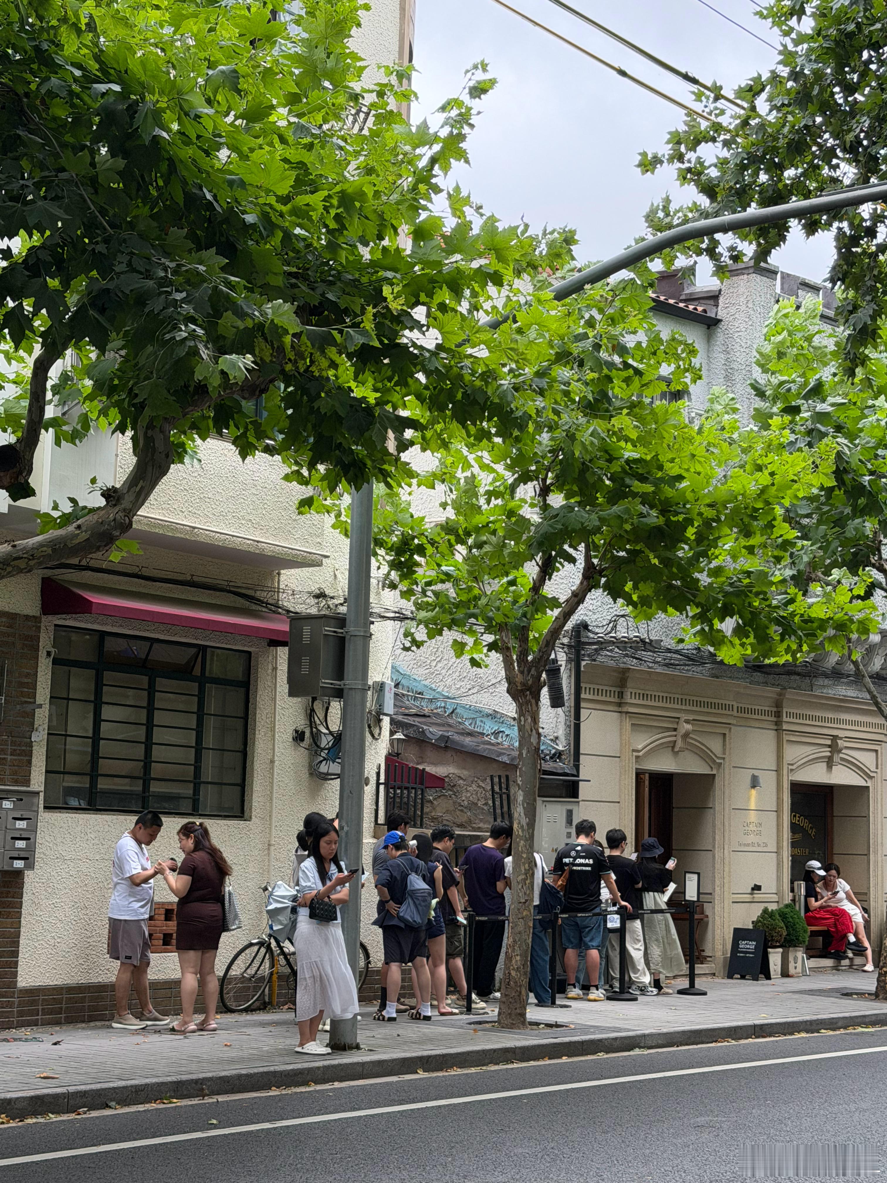 在上海喝咖啡要排队……台风天啊，佩服了上海·O.P.S.CAFE(太原路店)