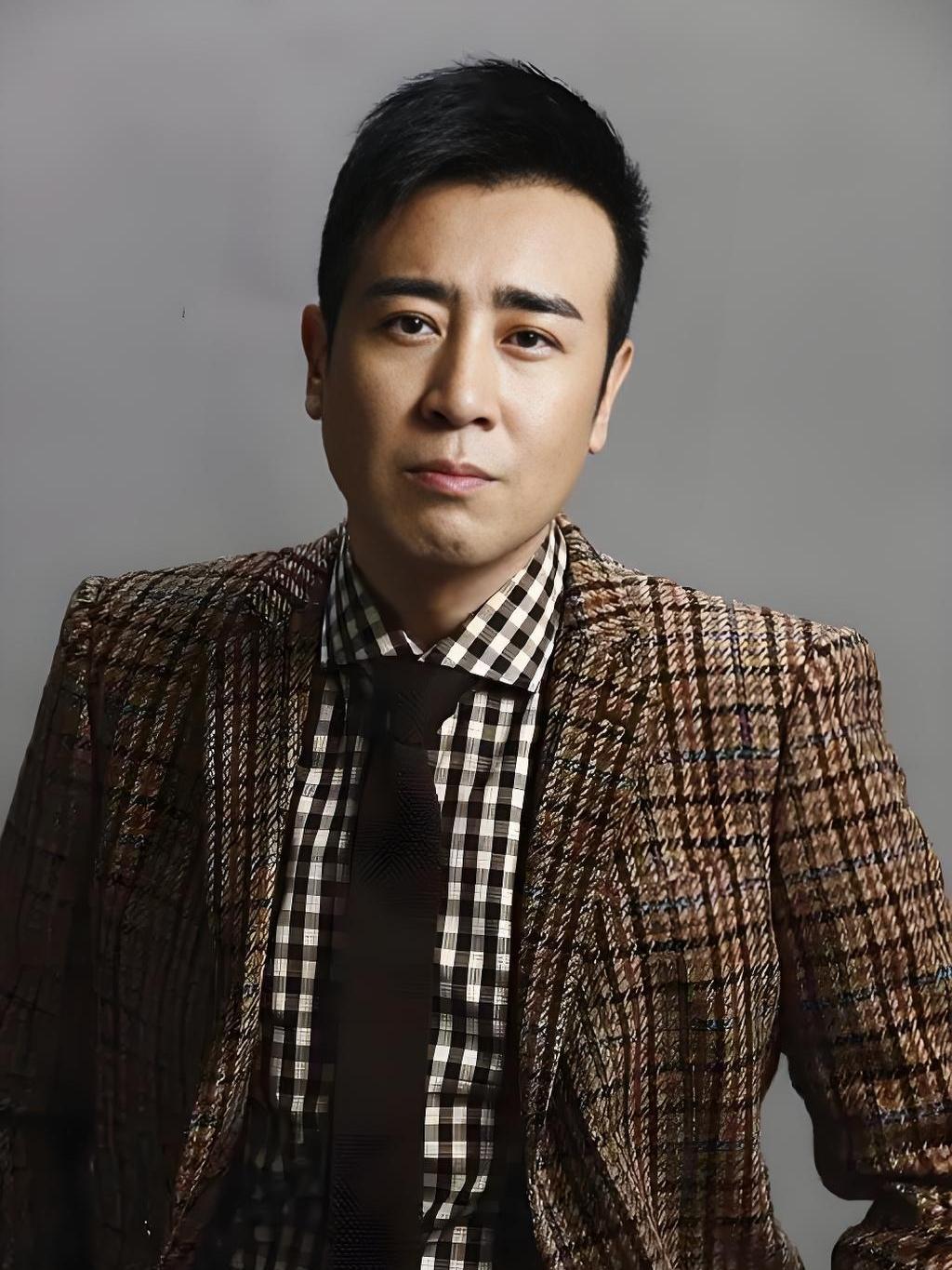 主持人问于和伟:“你现在最想做的事是什么？”于和伟脱口而出:“我现在最想做一个干