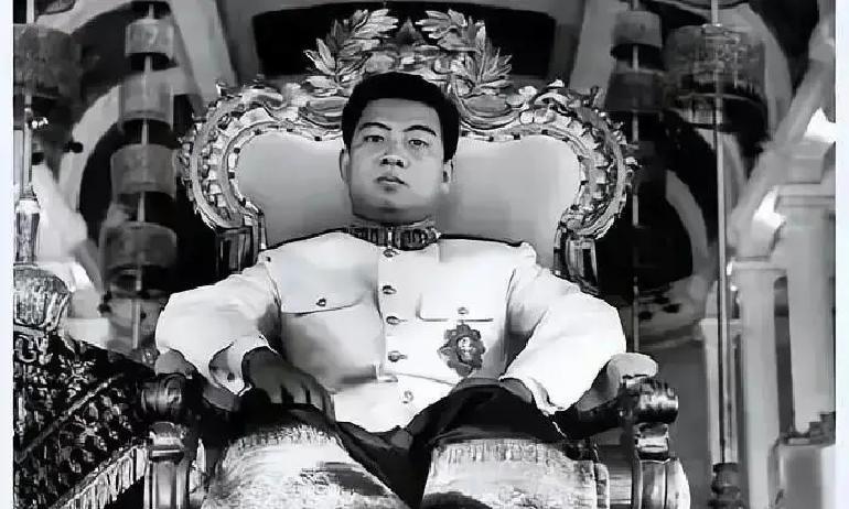 1941年金边王宫的加冕庆典上，刚满19岁的年轻国王西哈努克，目光死死锁定了人群