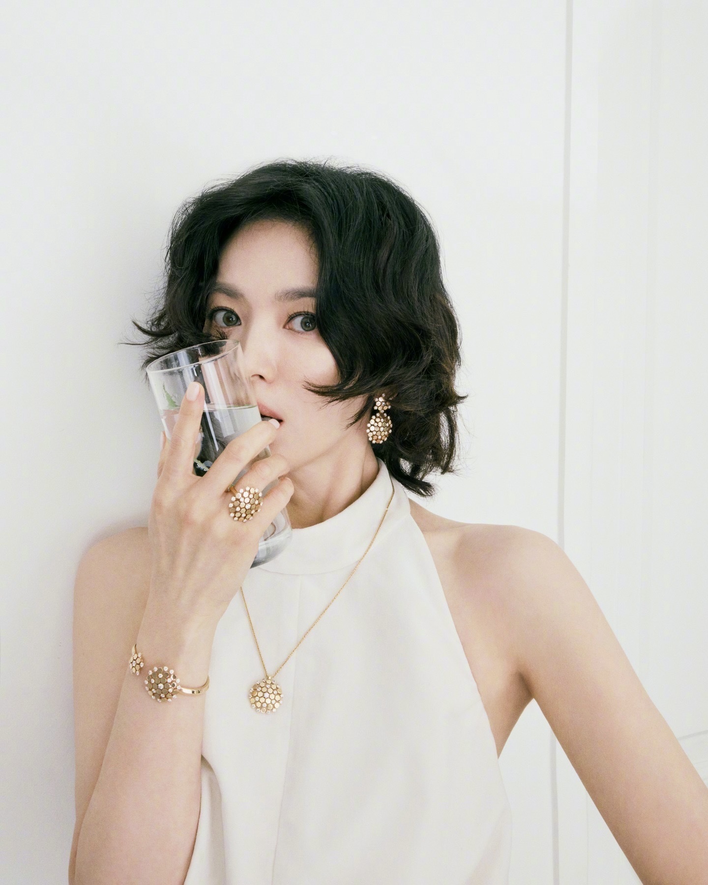 宋慧乔inChaumet🧊🫧去年这组Vogue摄影师释出新图。风格