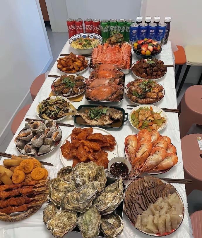 恕我没见识！第一次见这么丰盛的海鲜家宴，帝王蟹、大龙虾、生蚝摆满一整桌，想问问